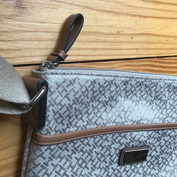 Tommy Hilfiger Beige Crossbody Purse, EUC, 10x11 - Picture 12 of 14